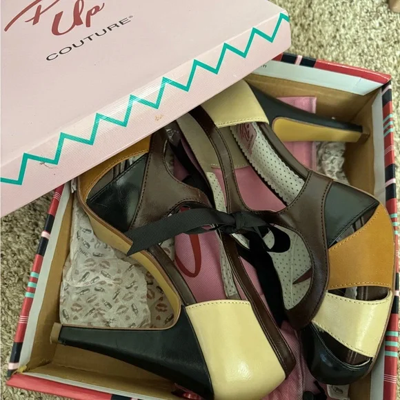 Pinup Couture Black and Tan Heels - Picture 8 of 9